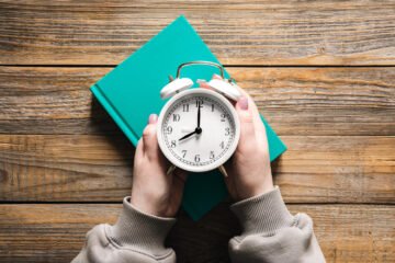 Académico plantea eliminar cambio de hora y advierte efectos en salud y desigualdad territorial