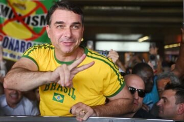 Flávio Bolsonaro acusa a juez del Supremo de actuar para proteger a Lula en plena carrera presidencial