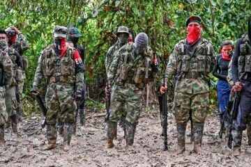 Justicia colombiana pone límite a bombardeos en zonas donde haya menores reclutados