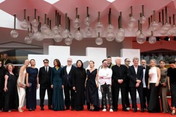 La deslumbrante ‘DAU’ culmina en Venecia la monumental epopeya experimental sobre el Nobel ruso Lev Landáu