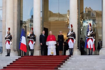 León XIV llega a Francia con llamado a la paz, el multilateralismo y a poner límites al poder de la IA