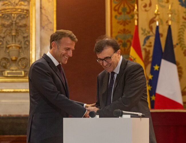 Pedro Almodóvar y Javier Cercas, oficial y caballero de la Legión de Honor francesa