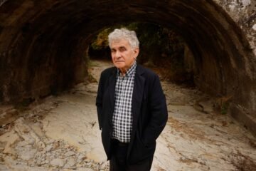 Bernardo Atxaga, entre golondrinas y demonios: “A veces el humor cruel desvela una realidad”