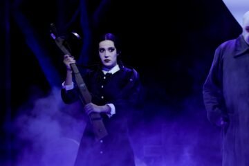 La familia Addams, nueve décadas de amor macabro: “No existe una única manera de ser normal”
