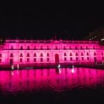 La Moneda se ilumina de rosado para impulsar campaña de prevención del cáncer de mama