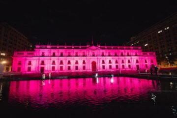 La Moneda se ilumina de rosado para impulsar campaña de prevención del cáncer de mama