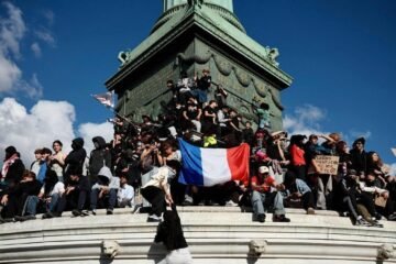 Policía francesa utiliza cañones de agua contra miles de estudiantes en París